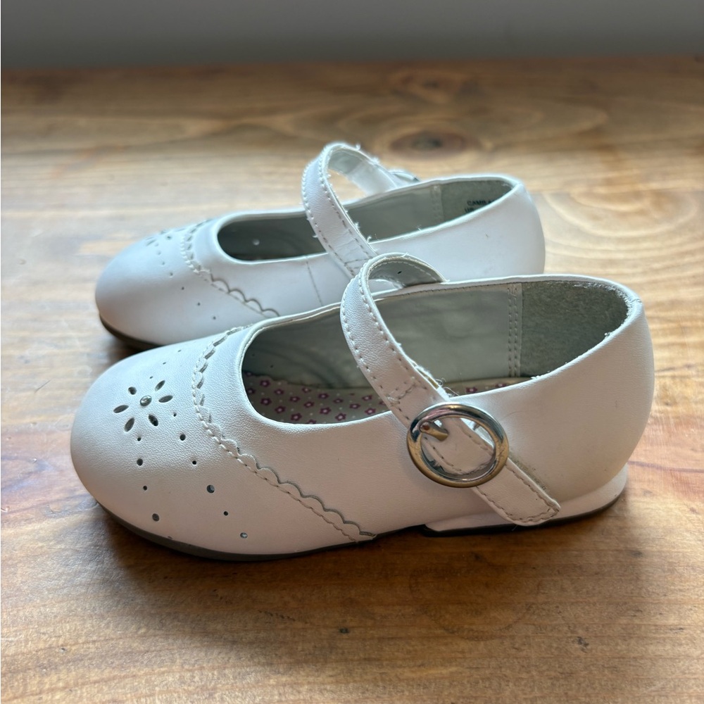 Stride Rite 5.5 White Mary Jane Shoes with Buckle - Picture 6 of 7